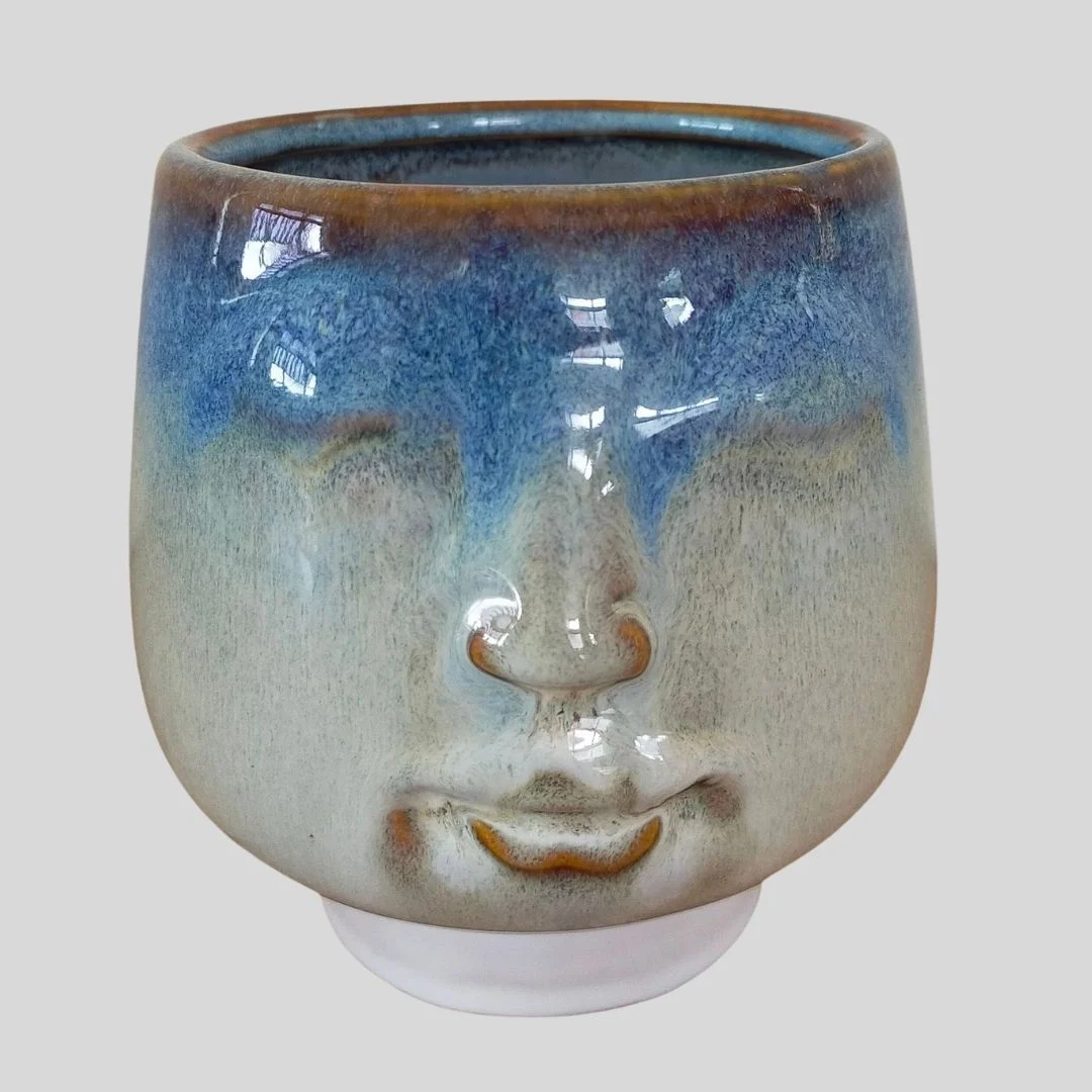 bloempot met een gezichtje, wit met blauw