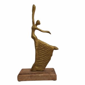 Een beeld met een afmeting van 17x6x30, in de kleur goud. Materiaal is aliminium.