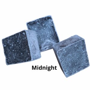 Midnight is een stevige geur. Stoer, mannelijk wellicht. het blokje is diep grijs van kleur.