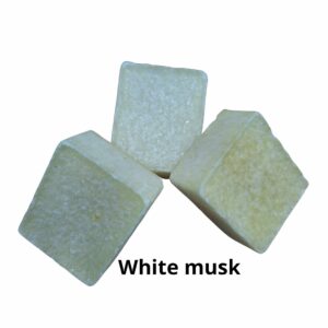 Amberblokje met in een witte kleur, met een frisse geur.